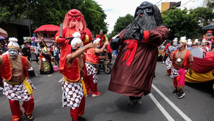 Meriah Kirab Budaya Grebeg Sudiro di Solo Peserta menampilkan kreasi seni budaya pada kirab tradisi Grebeg Sudiro menjelang Imlek di Solo, Jawa Tengah, Minggu (26/1/2025). Selain mengangkat potensi daerah untuk mendorong meningkatnya kunjungan pariwisata di Kota Solo, tradisi itu digelar sebagai simbol akulturasi masyarakat Jawa dan warga etnis Tionghoa di Solo yang hidup rukun dan saling toleran. ANTARAFOTO/Maulana Surya/foc.