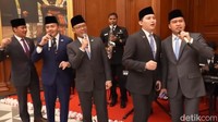 Mayor Teddy Indra Wijaya kembali menjadi sorotan usai momennya saat berkaraoke lagu Kuch Kuch Hota Hai viral di media sosial dan menarik perhatian Kajol. Foto: Momen Mayor Teddy hingga Sugiono nyanyi Kuch-kuch Hota Hai. (dok. istimewa).