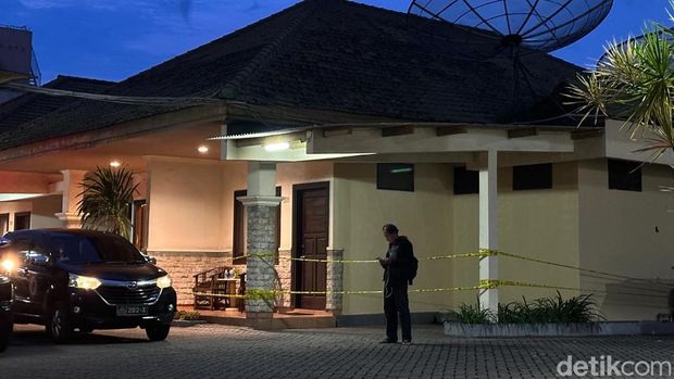Rekonstruksi kasus mutilasi mayat dalam koper di hotel di Hotel Kota Kediri
