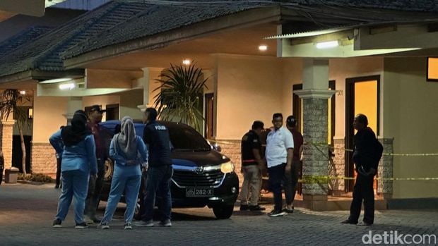 Rekonstruksi kasus mutilasi mayat dalam koper di hotel di Hotel Kota Kediri