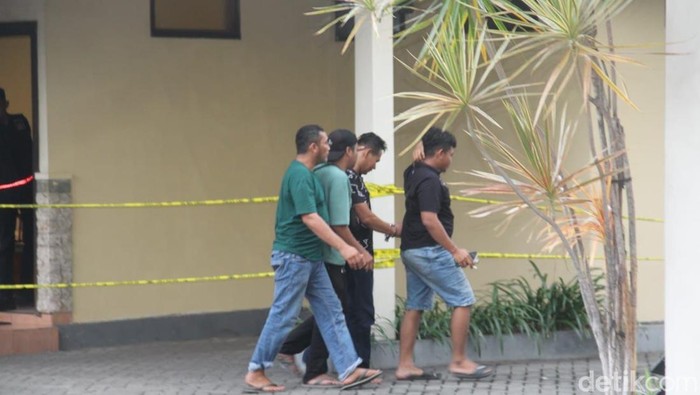 Rekonstruksi kasus mutilasi mayat dalam koper di hotel di Hotel Kota Kediri