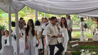 Semua memakai baju berwarna putih seperti permintaan Oma Hanna sebelum meninggal dunia. Foto: Febri/detikhot