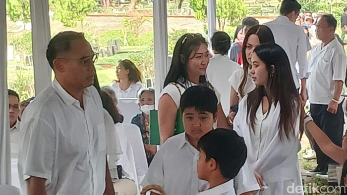 Nenek Nia Ramadhani meninggal dunia.