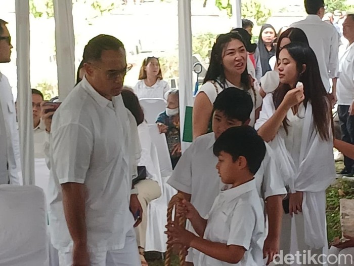 Nenek Nia Ramadhani meninggal dunia.