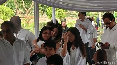 Suasana Haru di Pemakaman Nenek Nia Ramadhani
