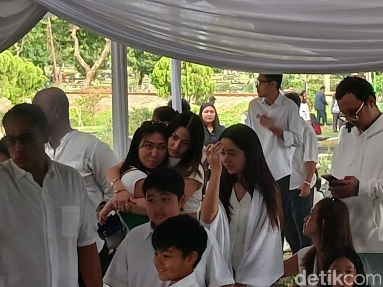 Suasana Haru di Pemakaman Nenek Nia Ramadhani