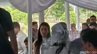Nia Ramadhani terlihat begitu sedih ditinggal selamanya oleh salah satu orang kesayangannya. Foto: Febri/detikhot