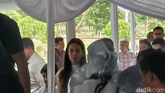 Nenek Nia Ramadhani meninggal dunia.