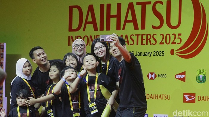 Pebulutangkis ganda  Indonesia M. Ahsan/Hendra Setiawan mengakhiri karir professional di dunia bulutangkis pada ajang Daihatsu Indonesia Masters 2025 di Istora Senayan, Jakarta, Minggu (26/1/2025).  Berikut foto-fotonya.