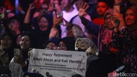Penonton dan penggemar pun larut dalam haru acara tersebut.