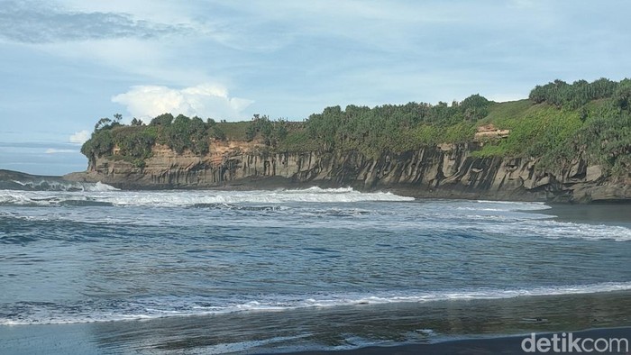 Pantai Citanggeuleuk Garut