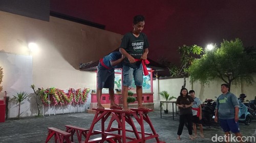 Para pemain Barongsai Naga Emas Denpasar sedang berlatih di Vihara Paramita Bali, Sabtu (26/1/2025). (Aryo Mahendro/detikBali).