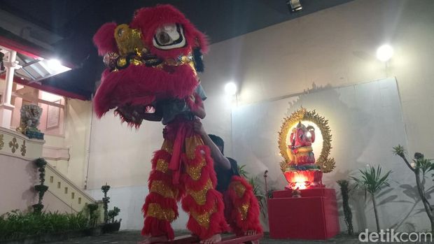 Para pemain Barongsai Naga Emas Denpasar sedang berlatih di Vihara Paramita Bali, Sabtu (26/1/2025). (Aryo Mahendro/detikBali).