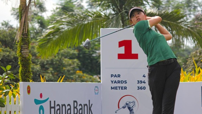 Pegolf Korsel Cho Jeongmin Pimpin Klasemen IWO 2025 Setelah 36 hole, Cho Jeongmin (KOR) berhasil mempertahankan keunggulan di puncak leaderboard Indonesia Women’s Open 2025. Pegolf berusia 30 tahun tersebut menambah perolehan skornya setelah membukukan 70 (2-di bawah-par) pada putaran kedua.