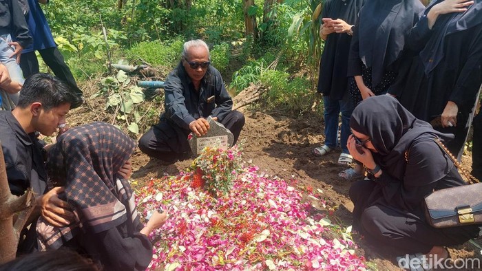 Pemakaman Osima Yukari, pramugari korban kebakaran Glodok Plaza, Minggu (26/1/2025).