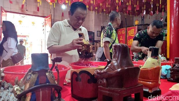 Pembersihan rupang atau patung dewa di Kelenteng Hok Tek Bio Ciamis.