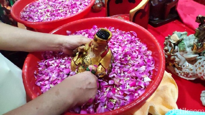 Pembersihan rupang atau patung dewa di Kelenteng Hok Tek Bio Ciamis.