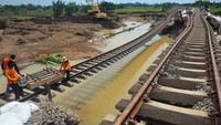 Rel kereta api dua jalur yang sebelumnya amblas pada Selasa (21/1/2025) akibat banjir dan sudah selesai diperbaiki satu jalur hingga dapat dilalui pada Jumat (24/1) tersebut kembali amblas setelah diterjang banjir susulan pada Sabtu (26/1). 
