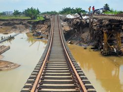 Jalur Kereta Api Diterjang Banjir, Begini Penampakannya