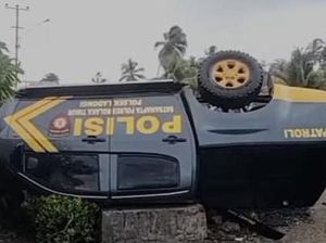 Detik-detik Mobil Polisi di Sultra Terbalik Usai Pecah Ban saat Nyalip
