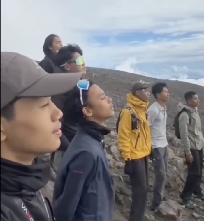 Pendaki nakal di Gunung Marapi