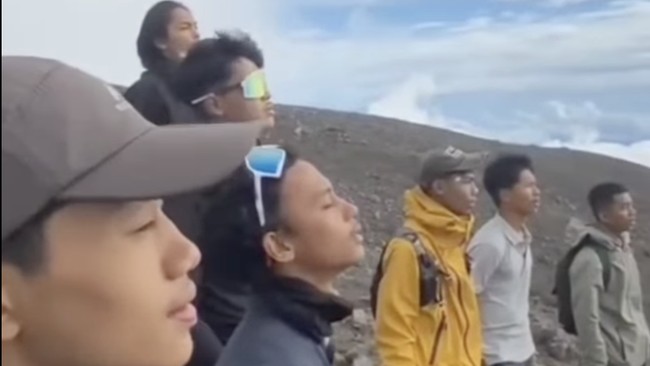 Pendaki Ilegal Saat Gunung Erupsi Berujung Penutupan Permanen Marapi