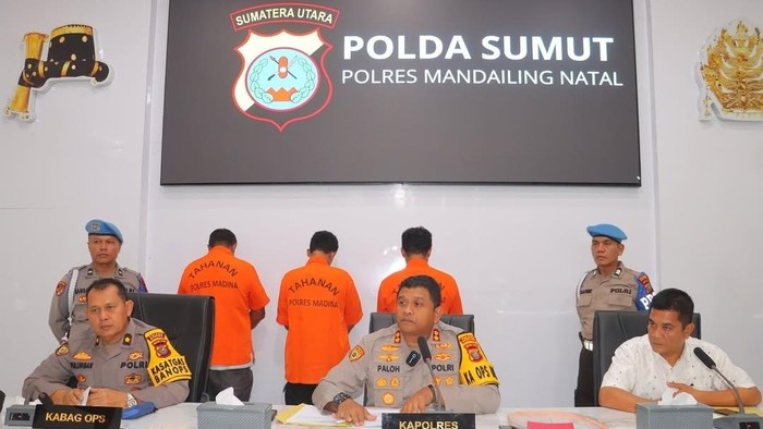 Kapolres Madina AKBP Arie Sofandi saat merilis kasus penganiayaan yang dilakukan Aiptu SN.