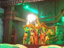 Turis Antusias Nonton Pertunjukan Api dan Arang Pertama di Bali