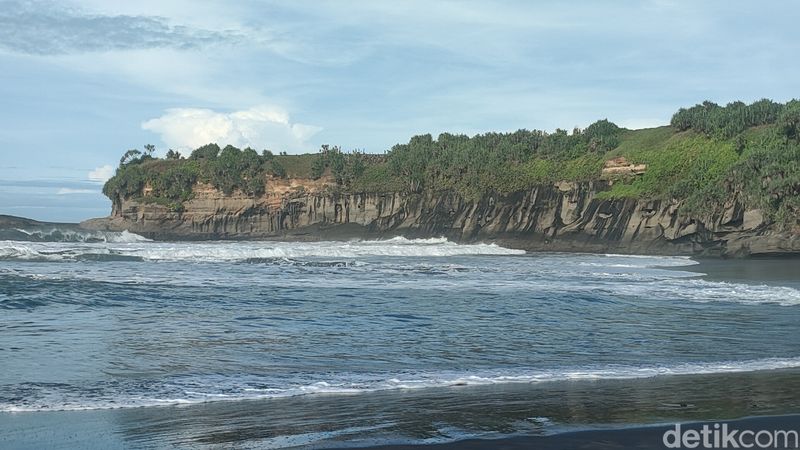 Pesona Pantai Citanggeuleuk yang tersembunyi di pedalaman Garut