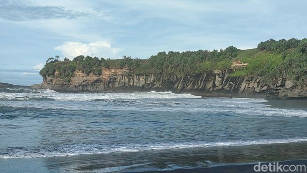 Pesona Pantai Citanggeuleuk yang tersembunyi di pedalaman Garut Pesona Pantai Citanggeuleuk yang tersembunyi di pedalaman Garut