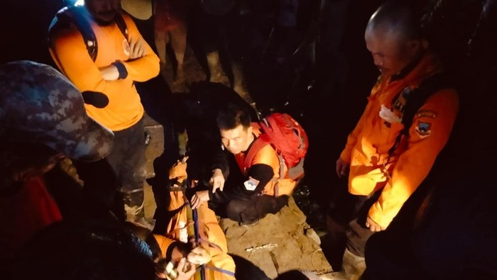 Petugas BPBD Pagar Alam saat mengevakuasi korban tenggelam di Sungai Are.