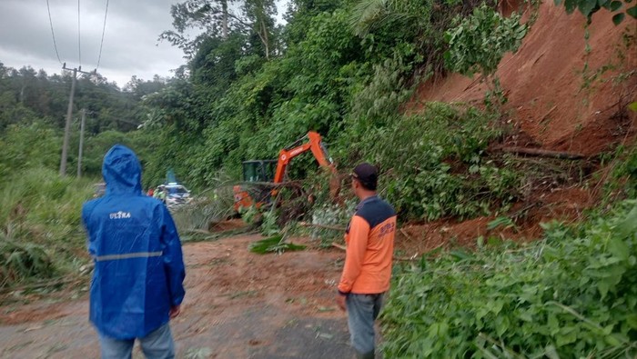 Petugas saat melakukan pembersihan area tanah longsor di OKU Selatan.