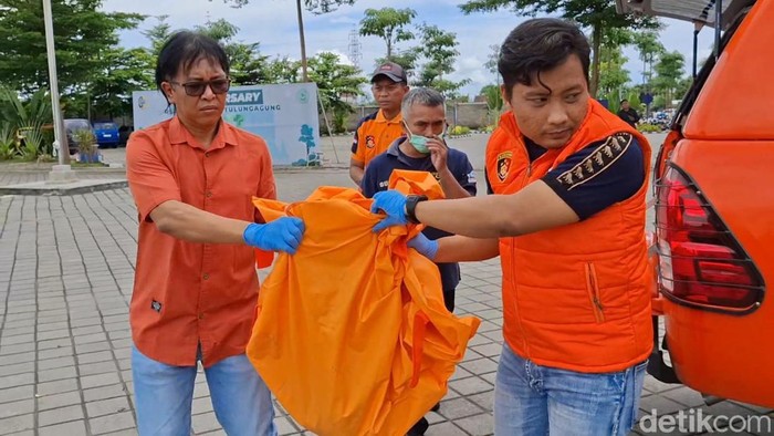 Petugas saat menemukan potongan kepala Uswatun di Trenggalek