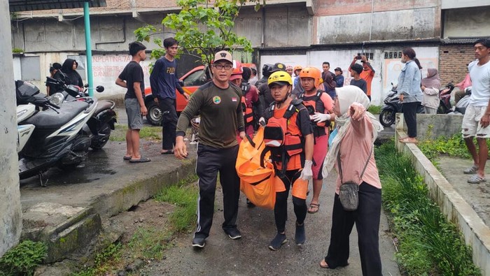 Petugas SAR saat mengevakuasi jasad korban. (Foto: Dok. Basarnas Medan).