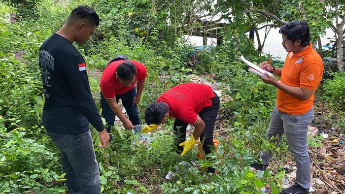 Polisi olah TKP kasus bom ikan meledak tewaskan remaja saat dirakit di Buton Tengah.