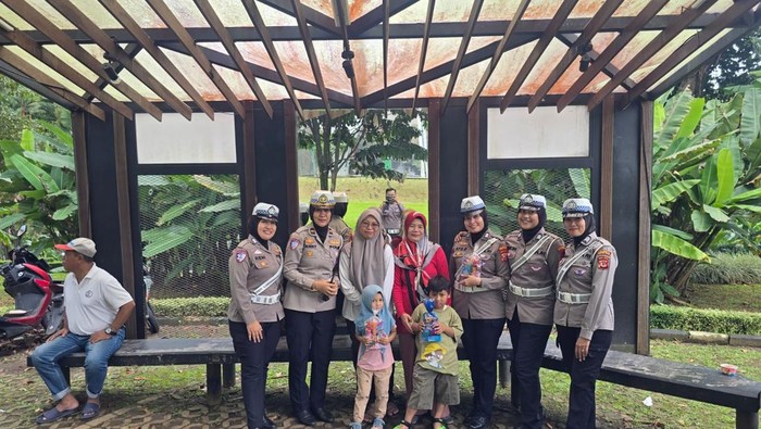 Polwan Polresta Bogor Sapa Pengunjung Kebun Raya Bogor