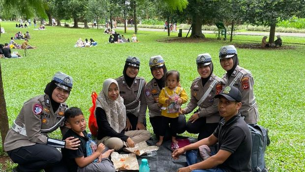 Polwan Polresta Bogor Sapa Pengunjung Kebun Raya Bogor