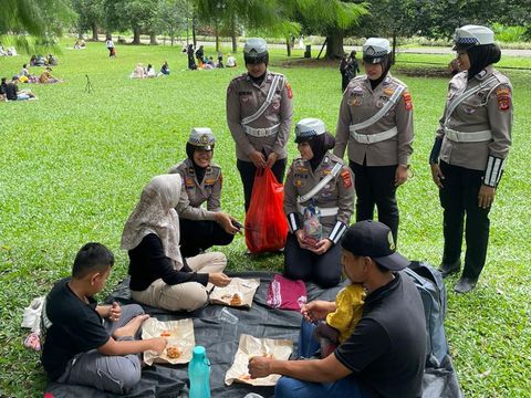 Polwan Polresta Bogor Sapa Pengunjung Kebun Raya Bogor