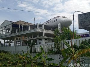 Terbengkalainya Ikon Pesawat di Atap Rumah Warga Sumedang