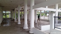 Berdasarkan hasil pantauan detikJabar belum lama ini di lokasi tersebut, memang pesawat yang berada di atas bangunan yang dominan berwarna putih itu ukurannya cukup besar dan tentu terlihat jelas dari jalan raya. Di luar bangunan hanya terpampang tiang yang bertuliskan RUMAH MAKAN NERARAY GANJENG. Namun sayang bentuk bangunan unik nan menarik itu seperti tidak ada yang ngurus dan cenderung terbengkalai. Bahkan, saat detikJabar berkesempatan melihat secara langsung di dalam bangunan tersebut kondisinya sudah kotor serta sudah tak terjamah oleh tangan manusia.