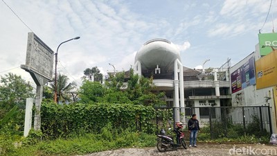 Melihat Isi Pesawat yang Bertengger di Atap Rumah Warga Sumedang