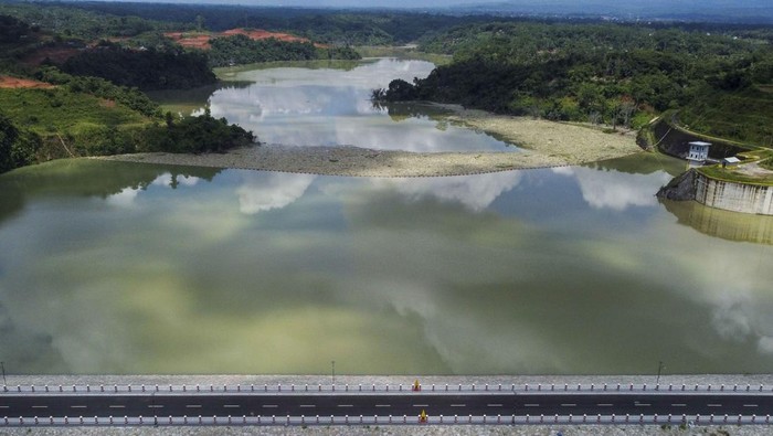 Potret Debit Air di Bendungan Leuwikeris Tasikmalaya Selama Musim Hujan Foto udara air limpasan spillway di Bendungan Leuwikeris, Kabupaten Tasikmalaya, Jawa Barat, Sabtu (25/1/2025). Balai Besar Wilayah Sungai (BBWS) Citanduy mencatat selama musim hujan dan cuaca ekstream rerata debit air di Bendungan Leuwikeris mencapai 42-62 meter kubik liter per detik dari normalnya sebesar 25-30 meter kubik per detik, dan bendungan tersebut baru mencapai 70 persen penggenangan atau impounding sehingga pintu pengendali banjir belum difungsikan. ANTARA FOTO/Adeng Bustomi/Spt.