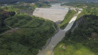 Foto udara air limpasan spillway di Bendungan Leuwikeris, Kabupaten Tasikmalaya, Jawa Barat, Sabtu (25/1/2025).