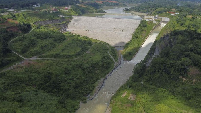 Foto udara air limpasan spillway di Bendungan Leuwikeris, Kabupaten Tasikmalaya, Jawa Barat, Sabtu (25/1/2025). Balai Besar Wilayah Sungai (BBWS) Citanduy mencatat selama musim hujan dan cuaca ekstream rerata debit air di Bendungan Leuwikeris mencapai 42-62 meter kubik liter per detik dari normalnya sebesar 25-30 meter kubik per detik, dan bendungan tersebut baru mencapai 70 persen penggenangan atau impounding sehingga pintu pengendali banjir belum difungsikan. ANTARA FOTO/Adeng Bustomi/Spt.