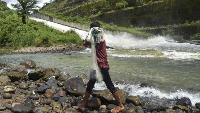Potret Debit Air di Bendungan Leuwikeris Tasikmalaya Selama Musim Hujan Foto udara air limpasan spillway di Bendungan Leuwikeris, Kabupaten Tasikmalaya, Jawa Barat, Sabtu (25/1/2025). Balai Besar Wilayah Sungai (BBWS) Citanduy mencatat selama musim hujan dan cuaca ekstream rerata debit air di Bendungan Leuwikeris mencapai 42-62 meter kubik liter per detik dari normalnya sebesar 25-30 meter kubik per detik, dan bendungan tersebut baru mencapai 70 persen penggenangan atau impounding sehingga pintu pengendali banjir belum difungsikan. ANTARA FOTO/Adeng Bustomi/Spt.