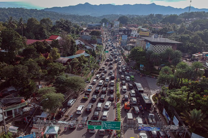 Kepadatan kendaraan di jalur wisata Puncak, Ciawi, Kabupaten Bogor, Jawa Barat, Minggu (26/1/2025). Satlantas Polres Bogor mencatat sejak pukul 00.00 WIB hingga pukul 07.00 WIB ada sekitar 12.000 kendaraan yang mengarah ke Puncak dan polisi memberlakukan sistem satu arah situasional serta pemberlakuan ganjil genap nomor kendaraan untuk mengantisipasi tingginya volume kendaraan wisatawan saat libur akhir pekan, Isra Miraj, Tahun Baru Imlek, dan cuti bersama . ANTARA FOTO/Yulius Satria Wijaya/tom.