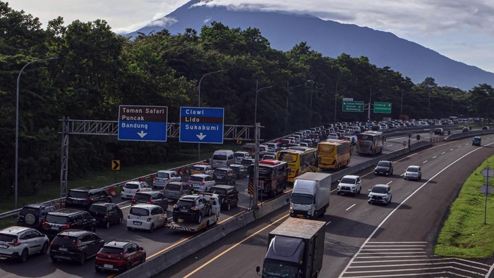 Kepadatan kendaraan di jalur wisata Puncak, Ciawi, Kabupaten Bogor, Jawa Barat, Minggu (26/1/2025). Satlantas Polres Bogor mencatat sejak pukul 00.00 WIB hingga pukul 07.00 WIB ada sekitar 12.000 kendaraan yang mengarah ke Puncak dan polisi memberlakukan sistem satu arah situasional serta pemberlakuan ganjil genap nomor kendaraan untuk mengantisipasi tingginya volume kendaraan wisatawan saat libur akhir pekan, Isra Miraj, Tahun Baru Imlek, dan cuti bersama . ANTARA FOTO/Yulius Satria Wijaya/tom.