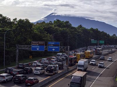 Potret Kepadatan Jalur Wisata Puncak Bogor Saat Libur Panjang