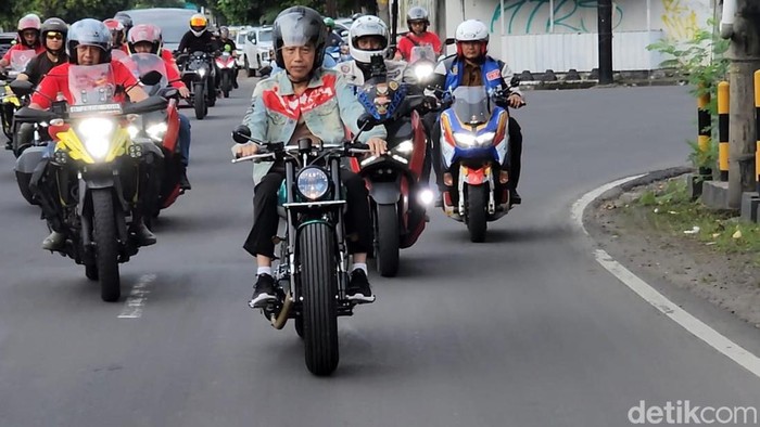 Presiden ke-7 Joko Widodo (Jokowi) nyore bareng naik motor bersama Touring Imlek, Minggu (26/1/2025).