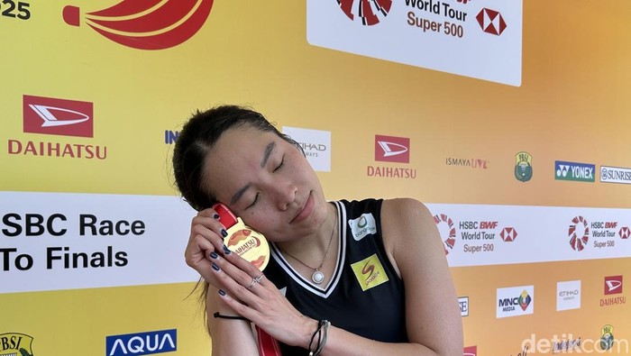 Ratchanok Intanon merayakan keberhasilan menjuarai Indonesia Masters 2025 dengan pose tidur.